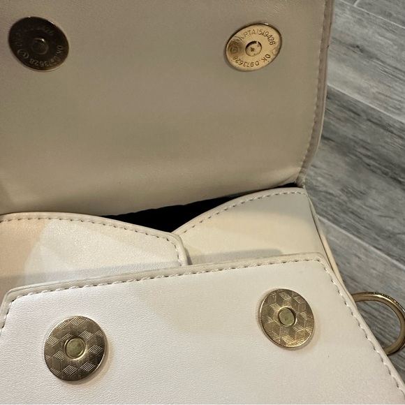 Chinese Takeout Box Fun Cute
Purse Crossbody with Gold chain NWT - Picture 6 of 8